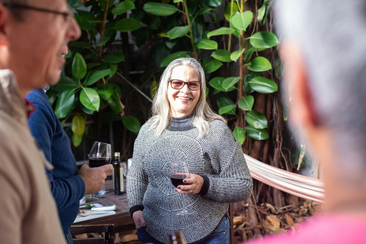 Mujer en una reunión tomando vino