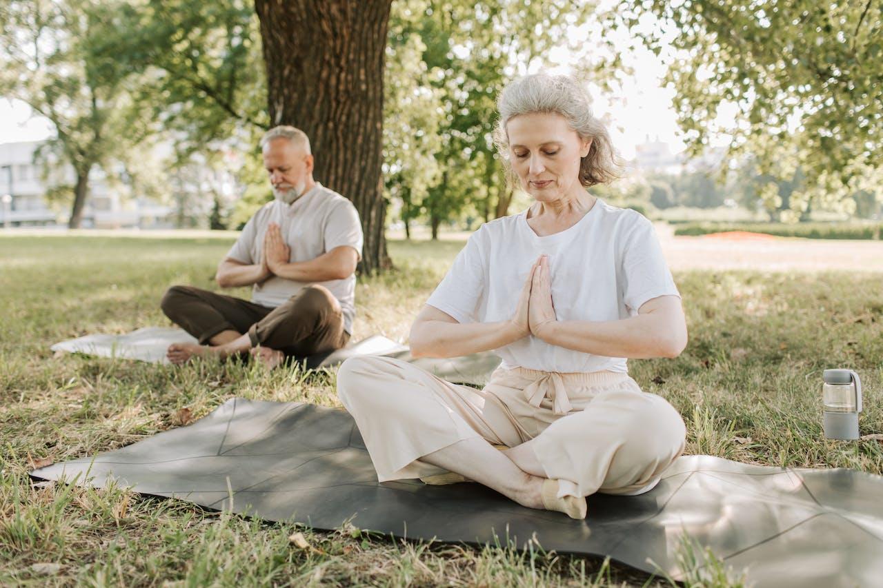 adultos realizando yoga