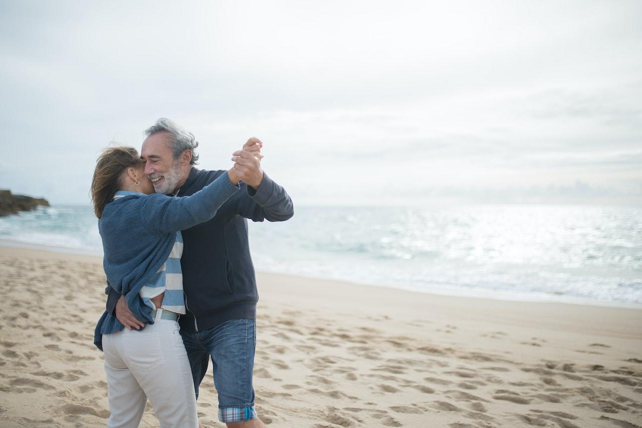 Pareja bailando en la playa