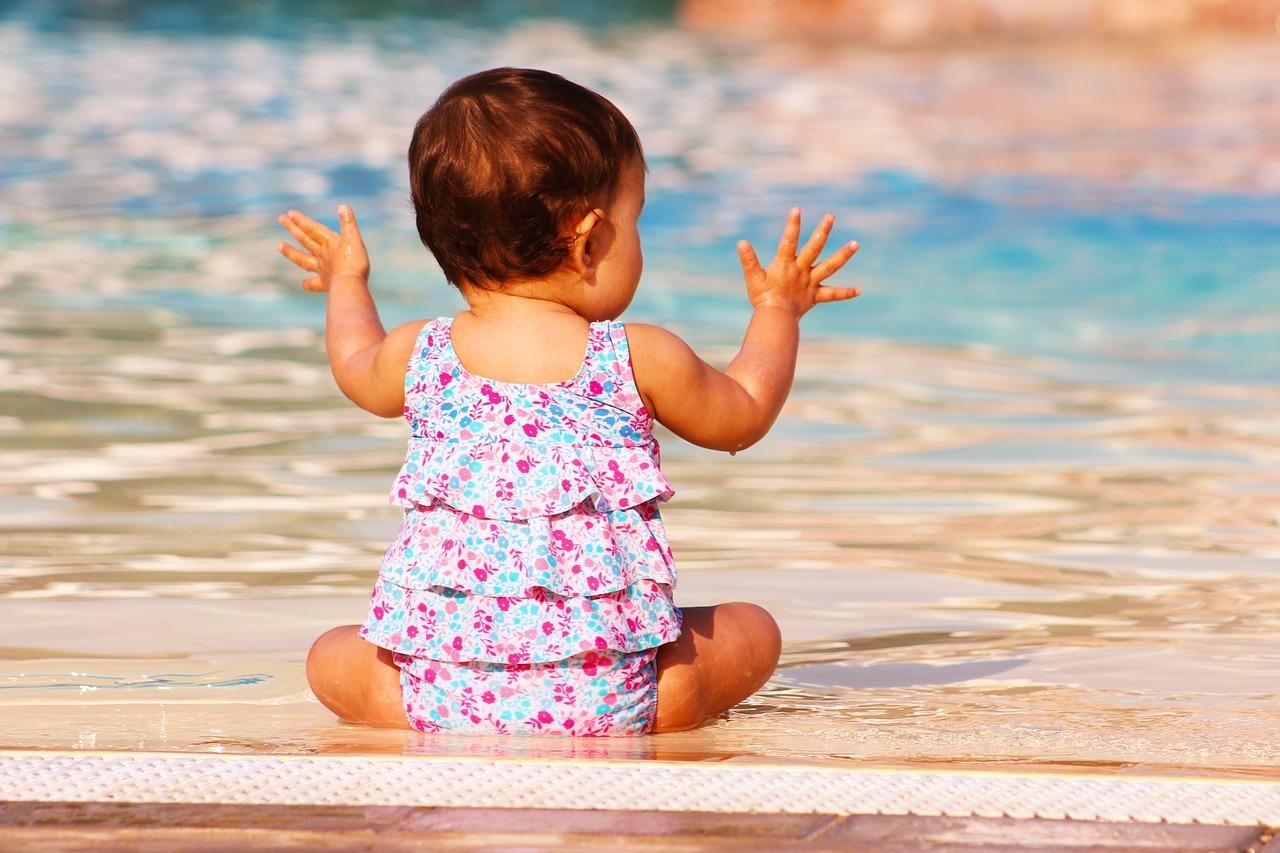 bebe en la piscina de hotel