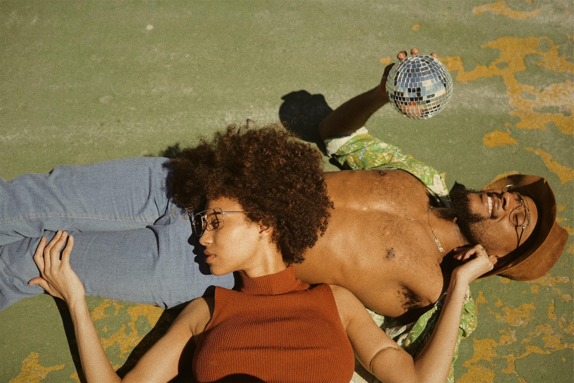 Pareja recostada con bola de disco