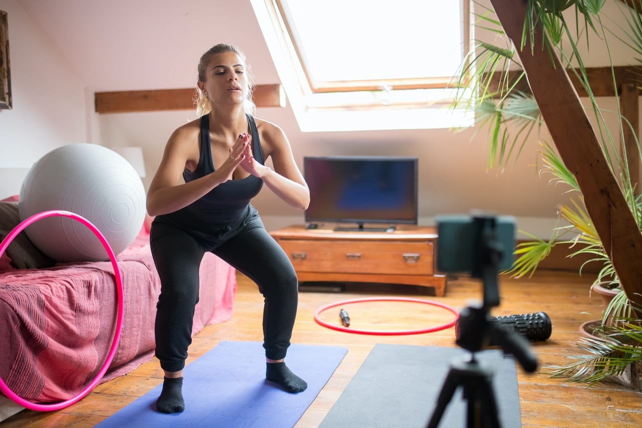 Mujer haciendo ejercicio en su casa