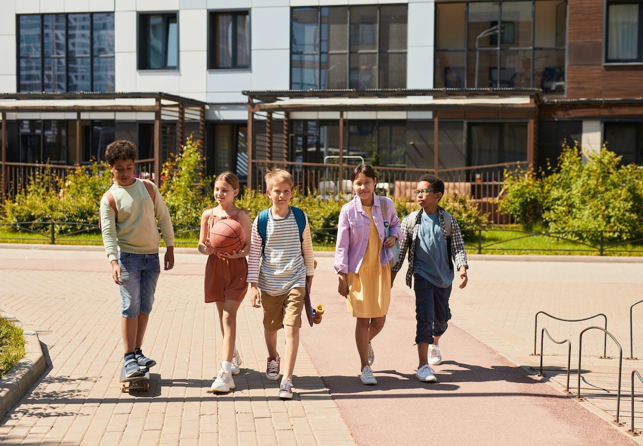 Niños saliendo de la escuela juntos