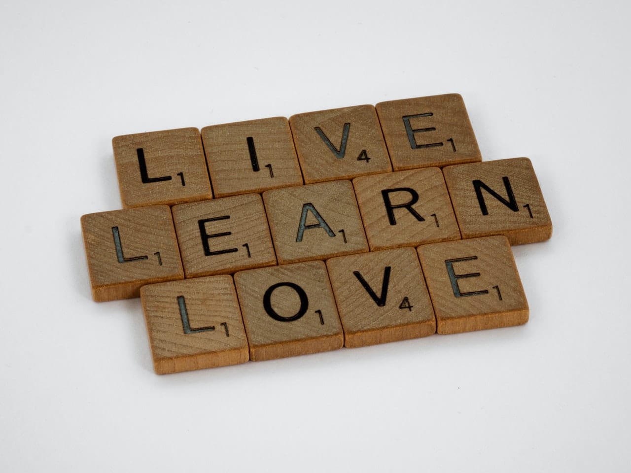 Lestras que forman la frase live, learn y love