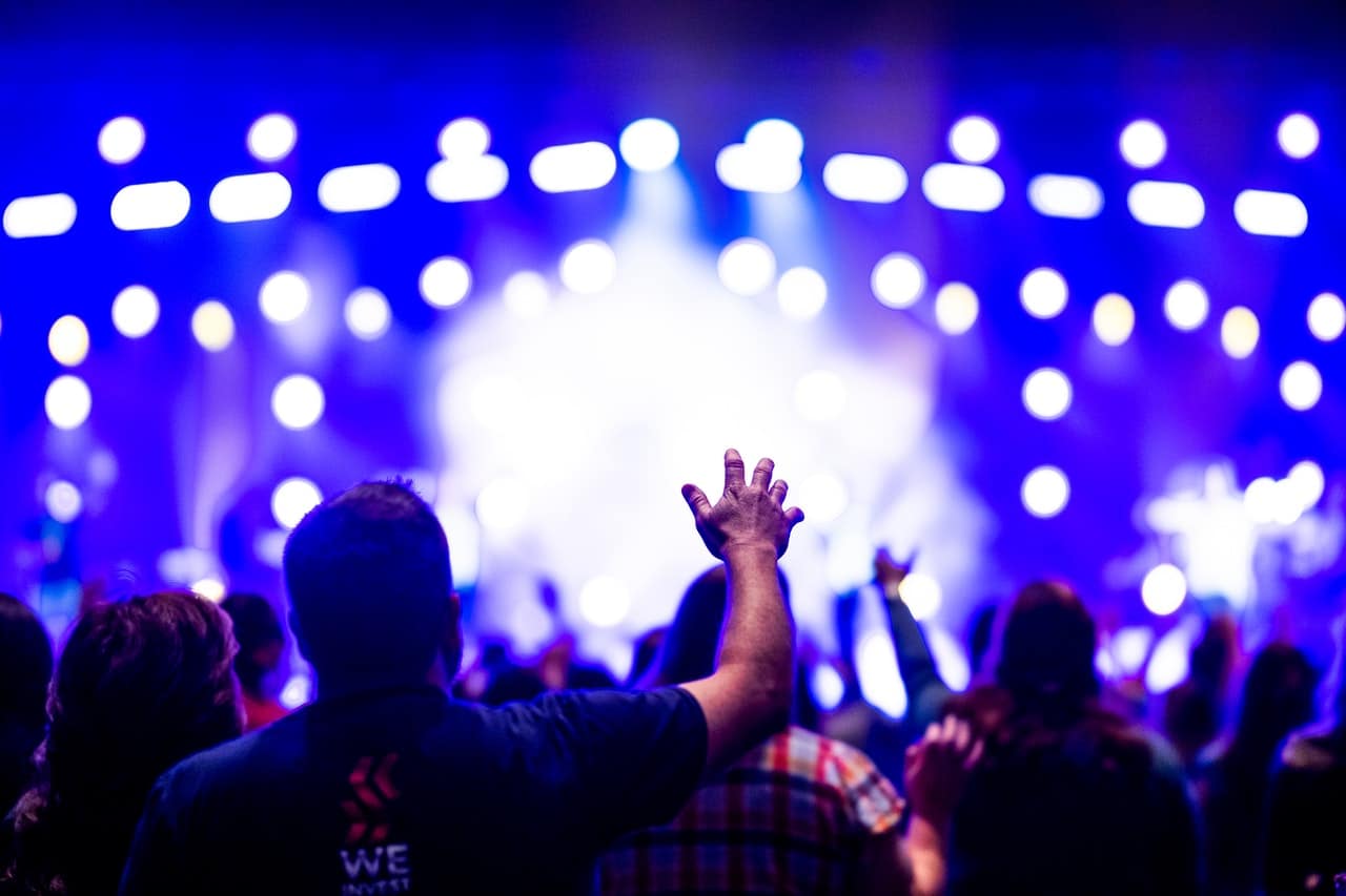 Personas disfrutando de un concierto