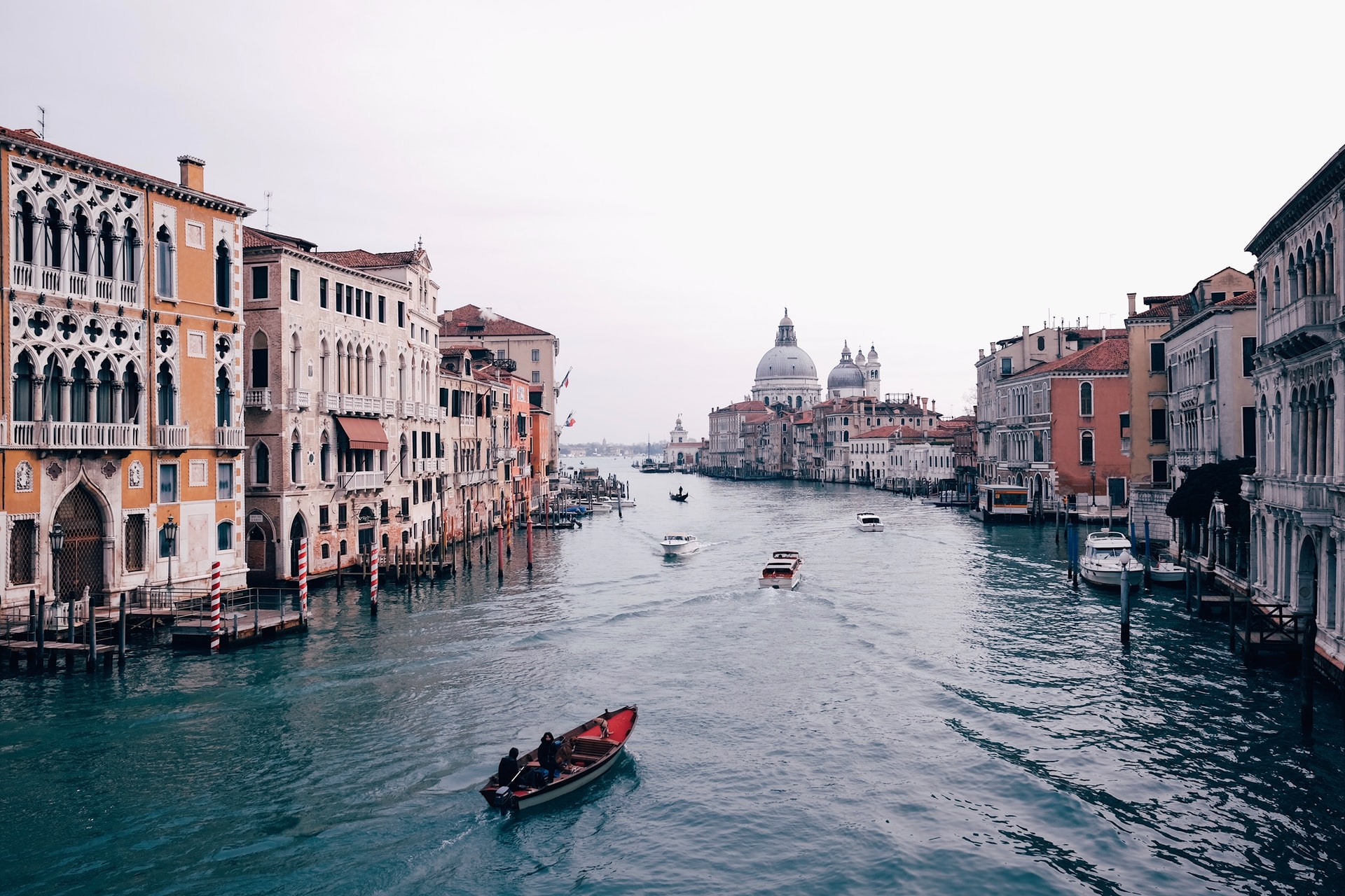 " Venecia la hermosa, la villa que cuenta que a sueldo tenía soberbias naciones, señora del mar". - José Zorilla