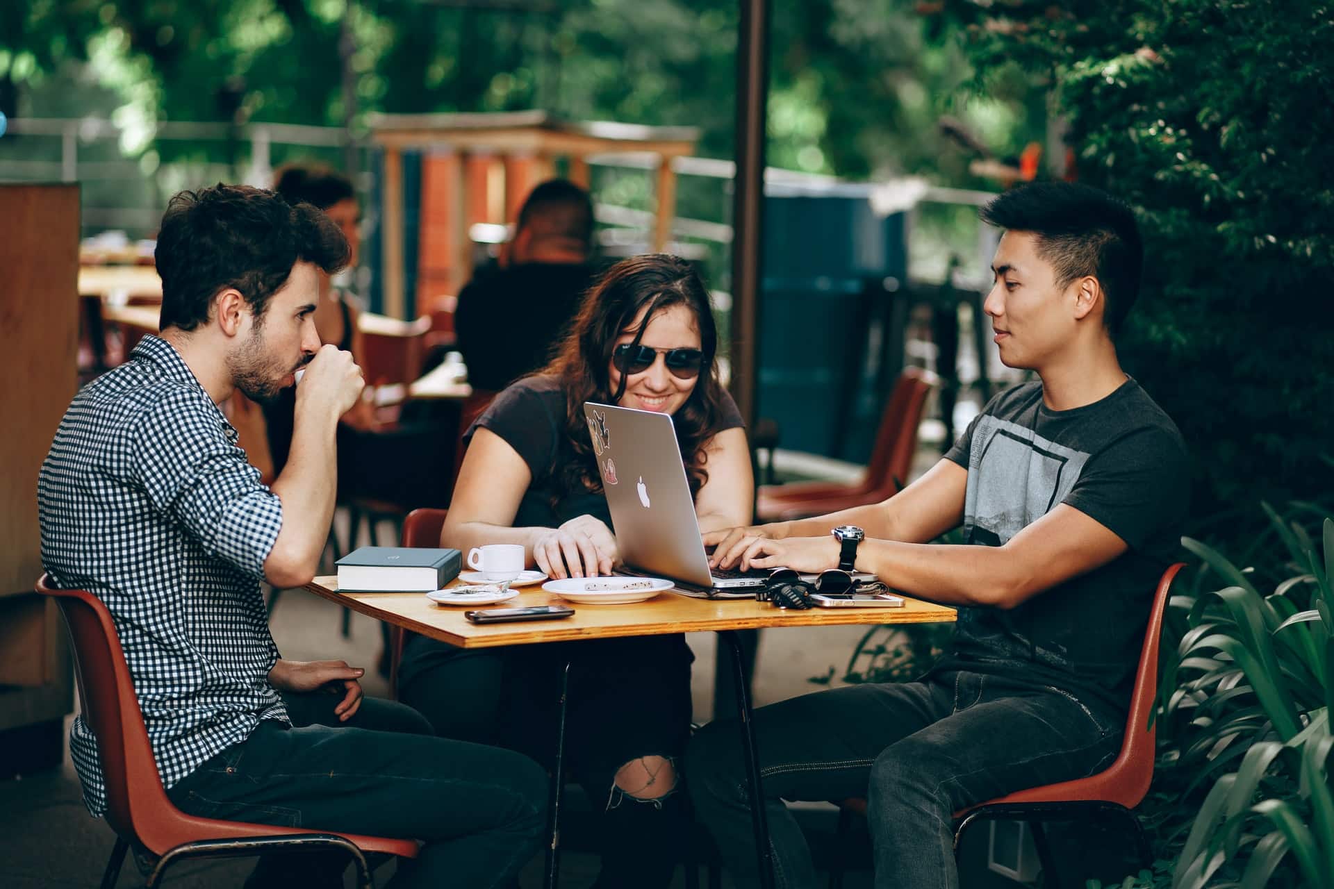 Estudiantes tomando un café