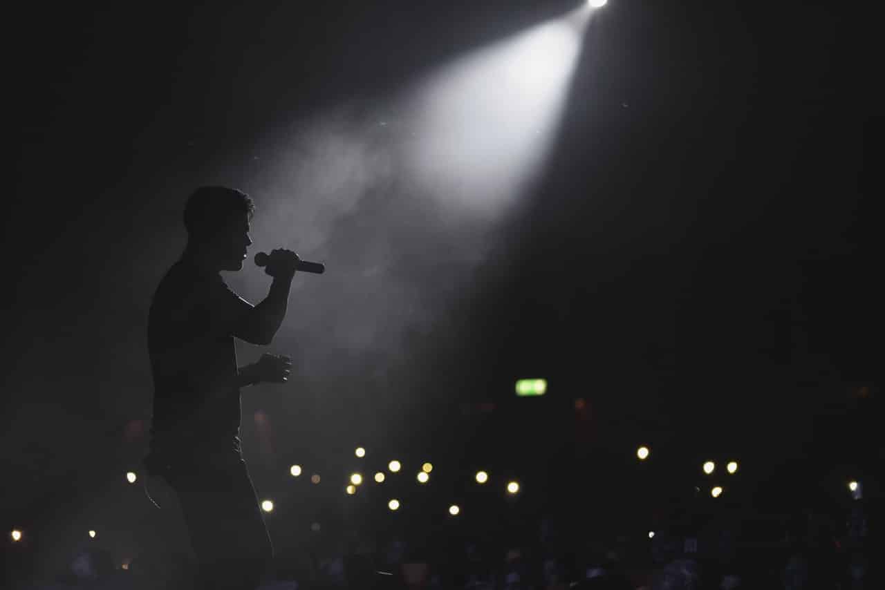 Cantante en un concierto a contra luz