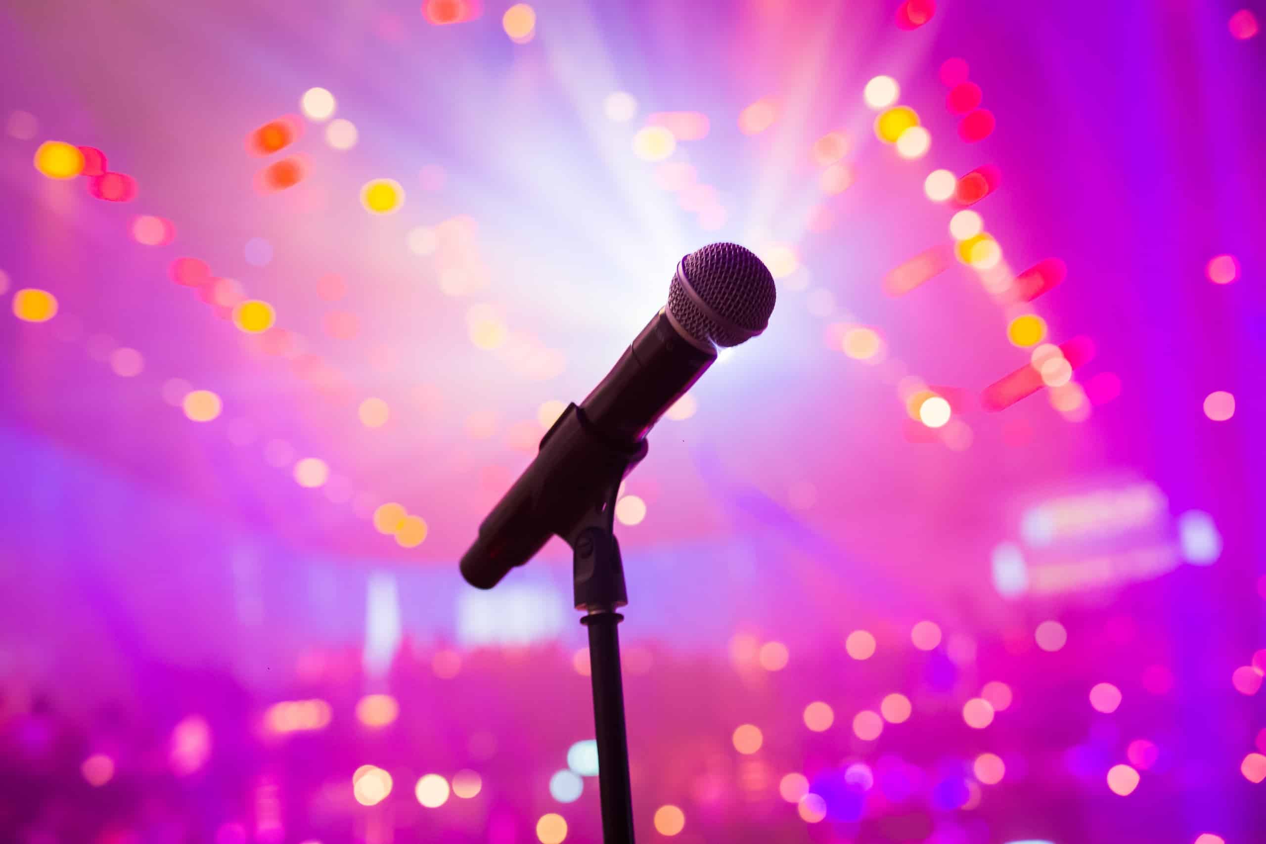 Micrófono con luces de concierto de fondo