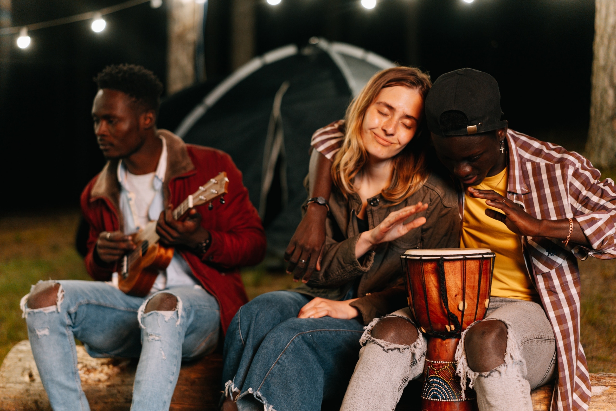 Amigos tocando instrumentos