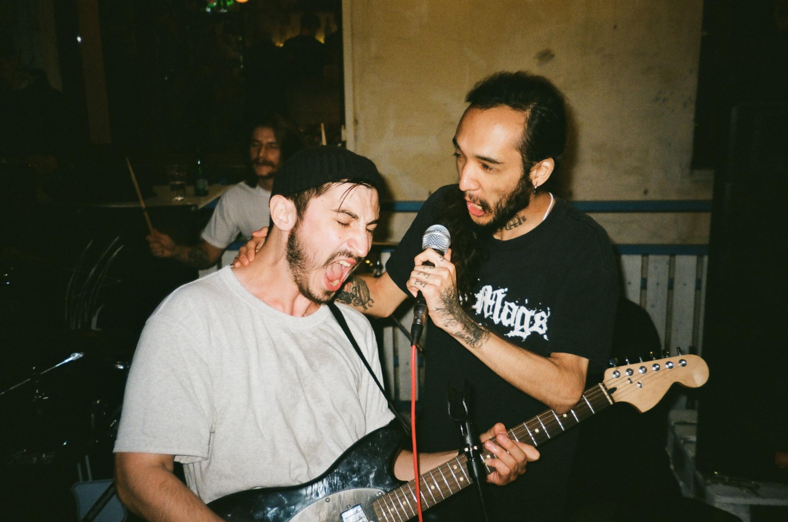 Amigos tocando juntos