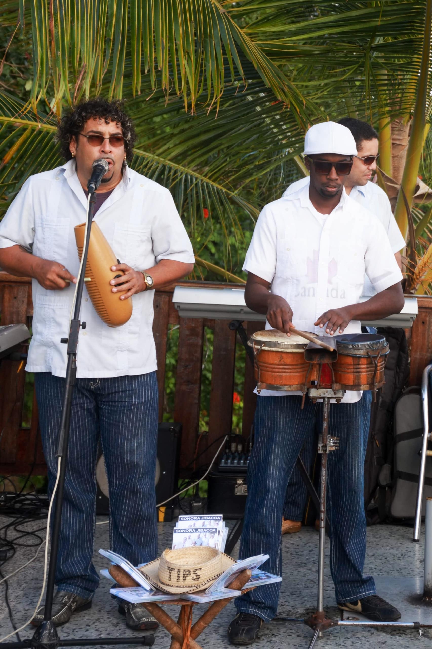 Músicos tocando bachata