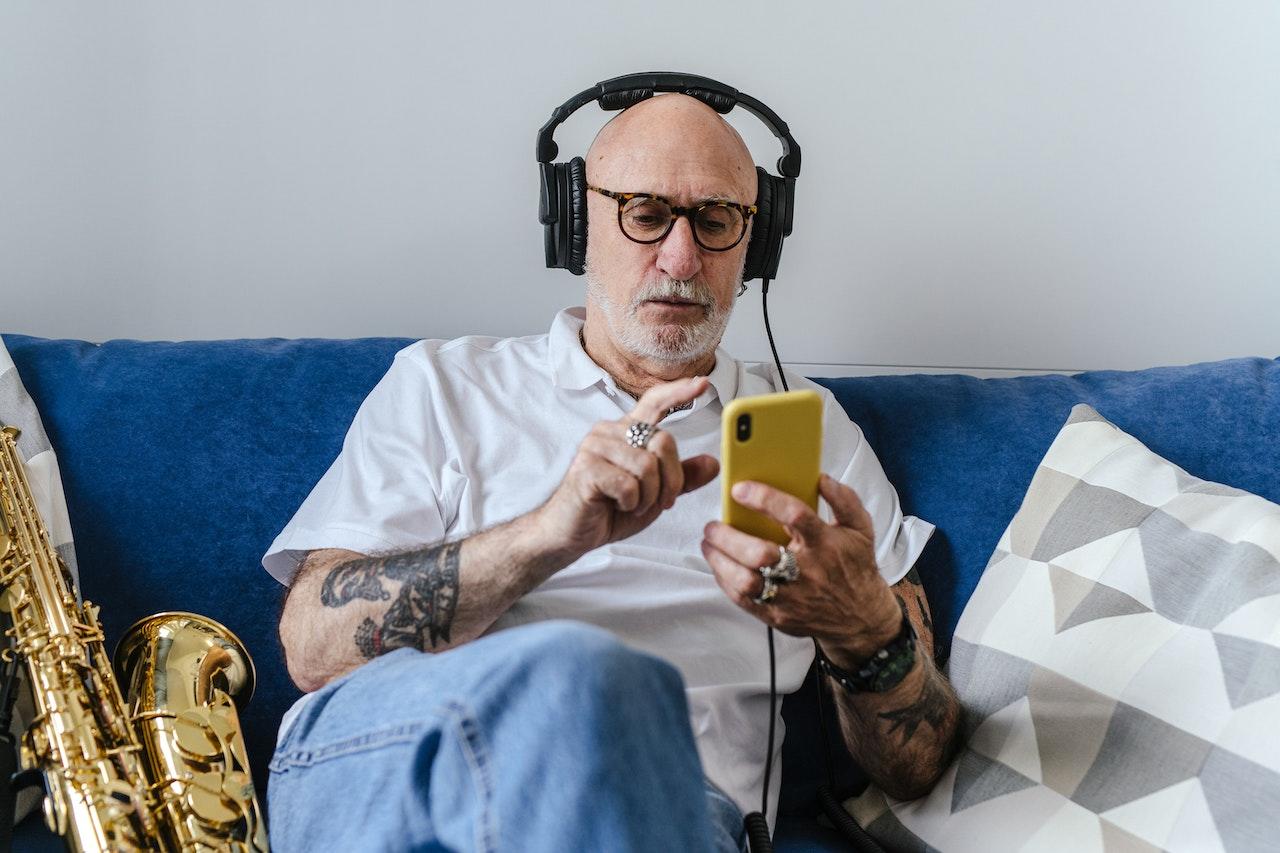 Hombre navegando en la internet con el celular