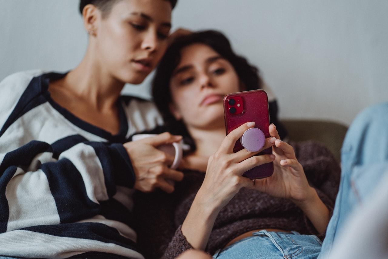 Pareja navegando en el celular