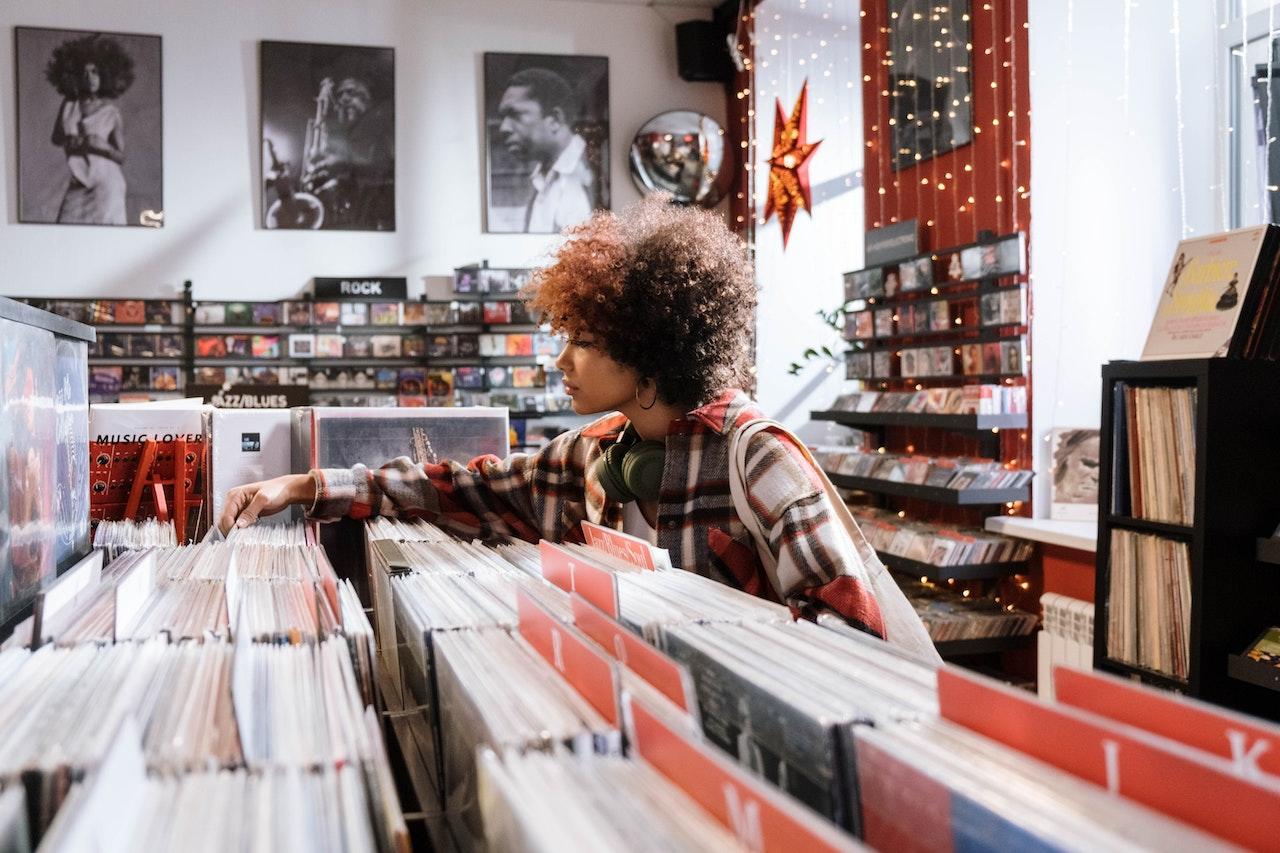 mujer comprando discos de vinilo