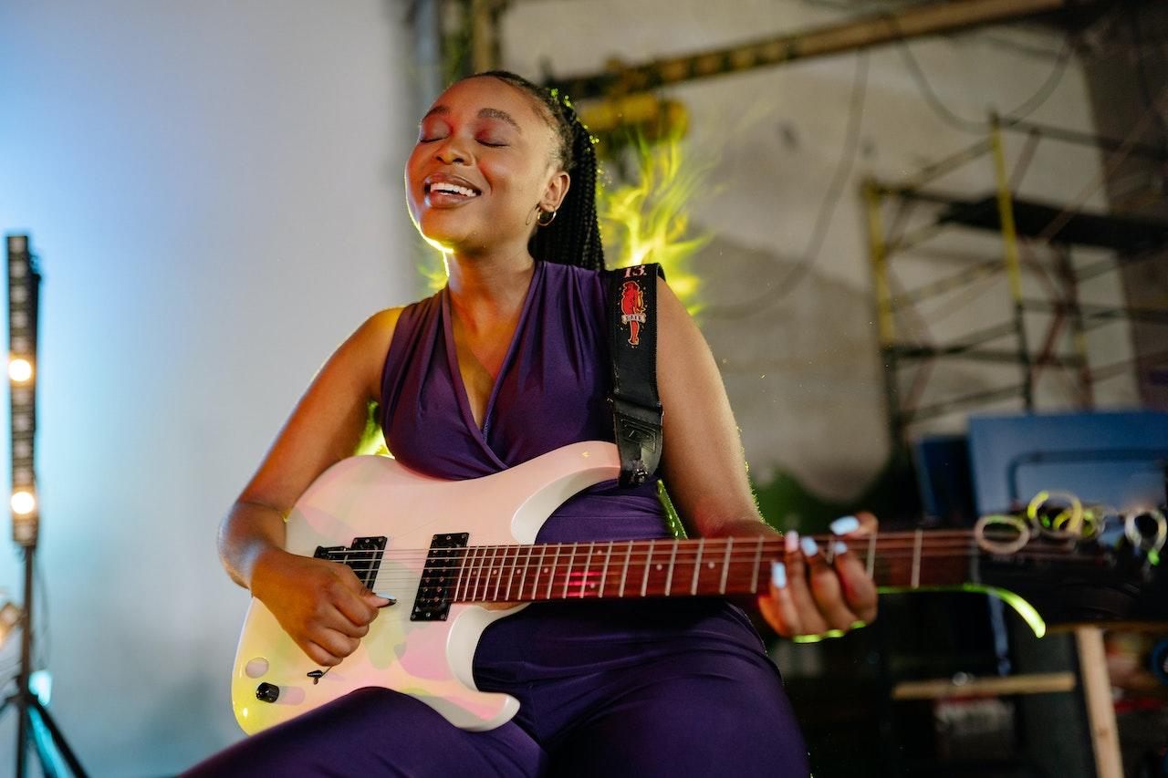 Mujer cantando jazz con la guitarra