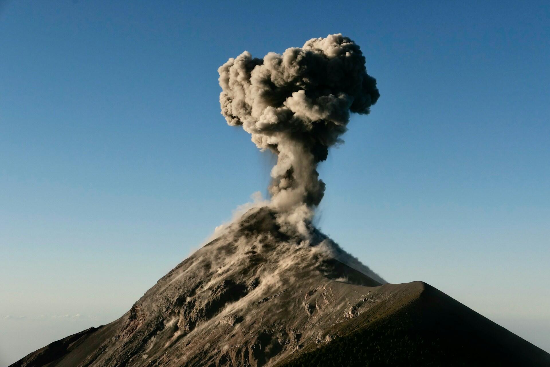 Volcán en erupción