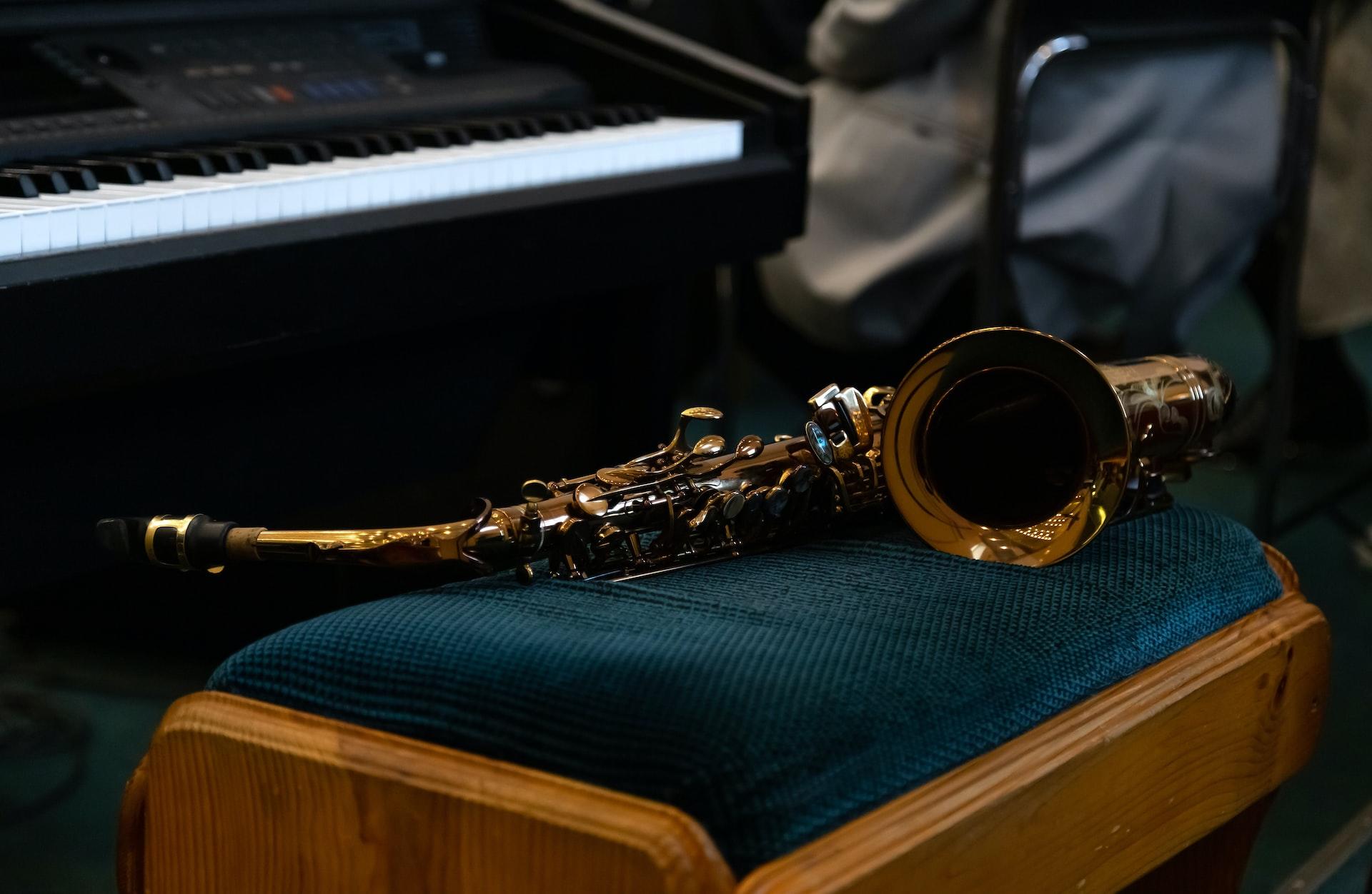 Saxofón apoyado en un banco