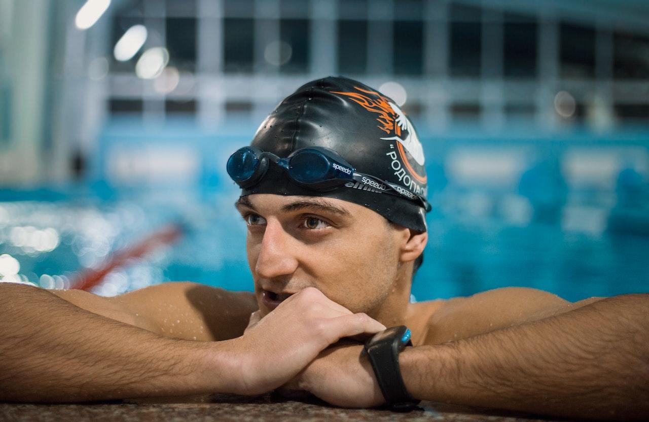 Hombre en pileta con equipo de natación