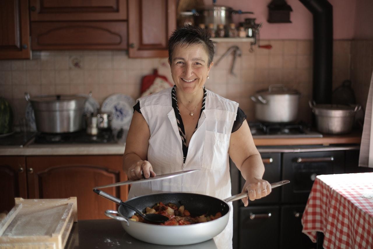 mujer cocinando sin gluten