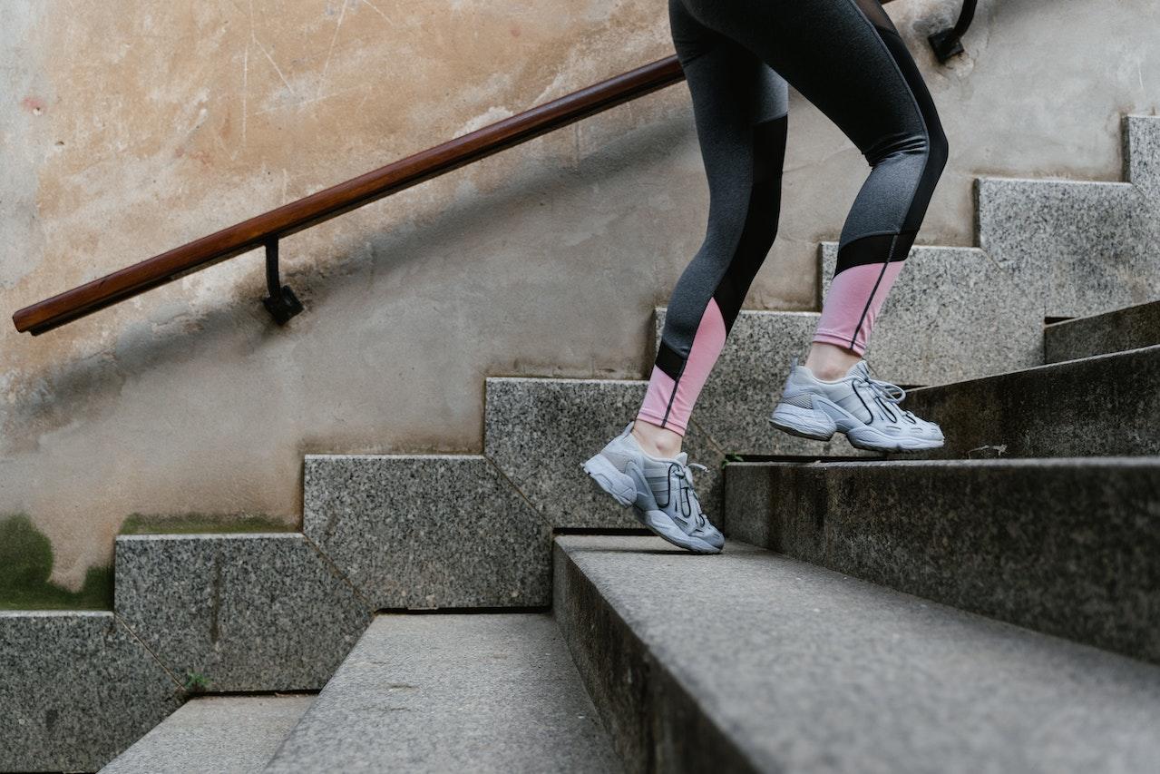 mujer corriendo las escaleras para hacer ejercicio