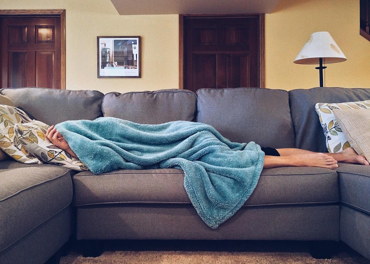 persona en un sillon