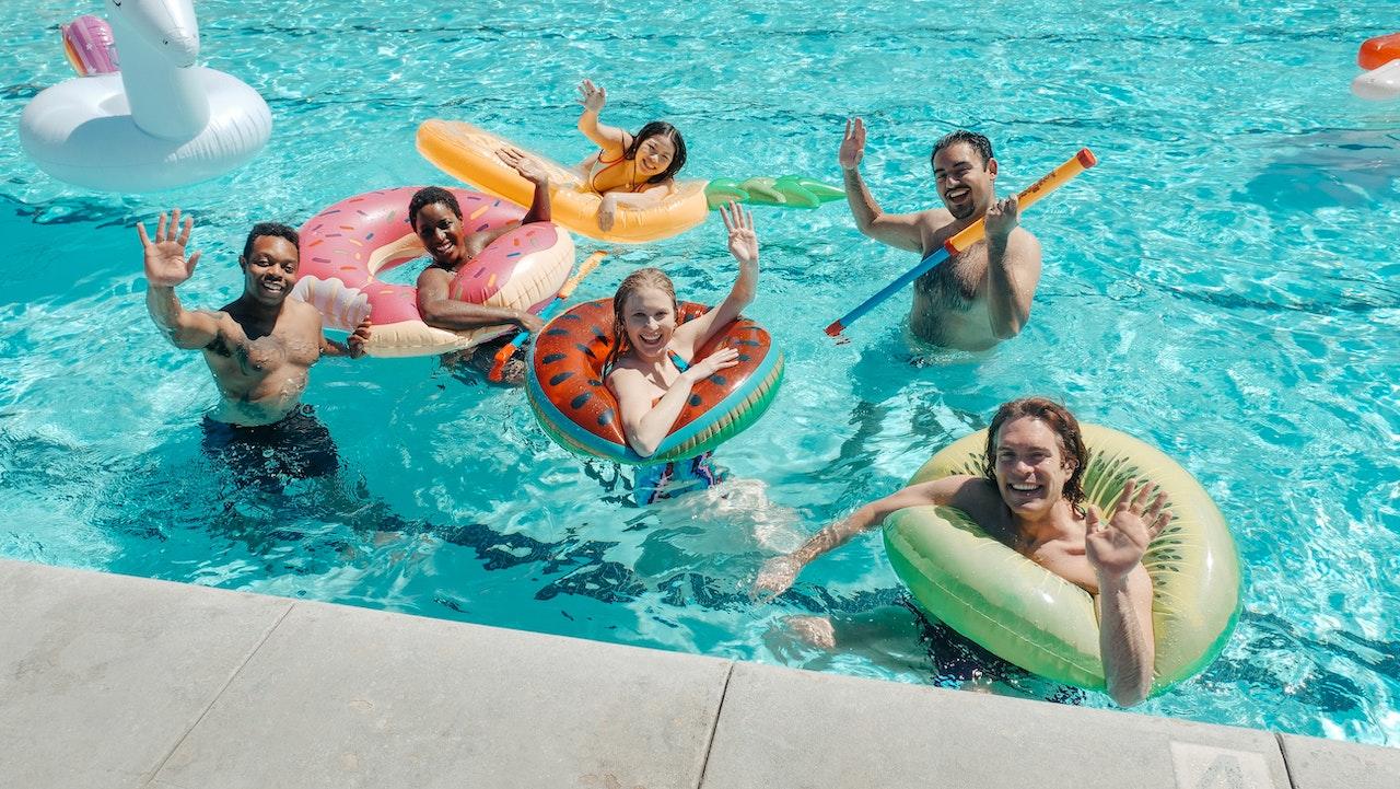 Personas disfrutando la pilteta