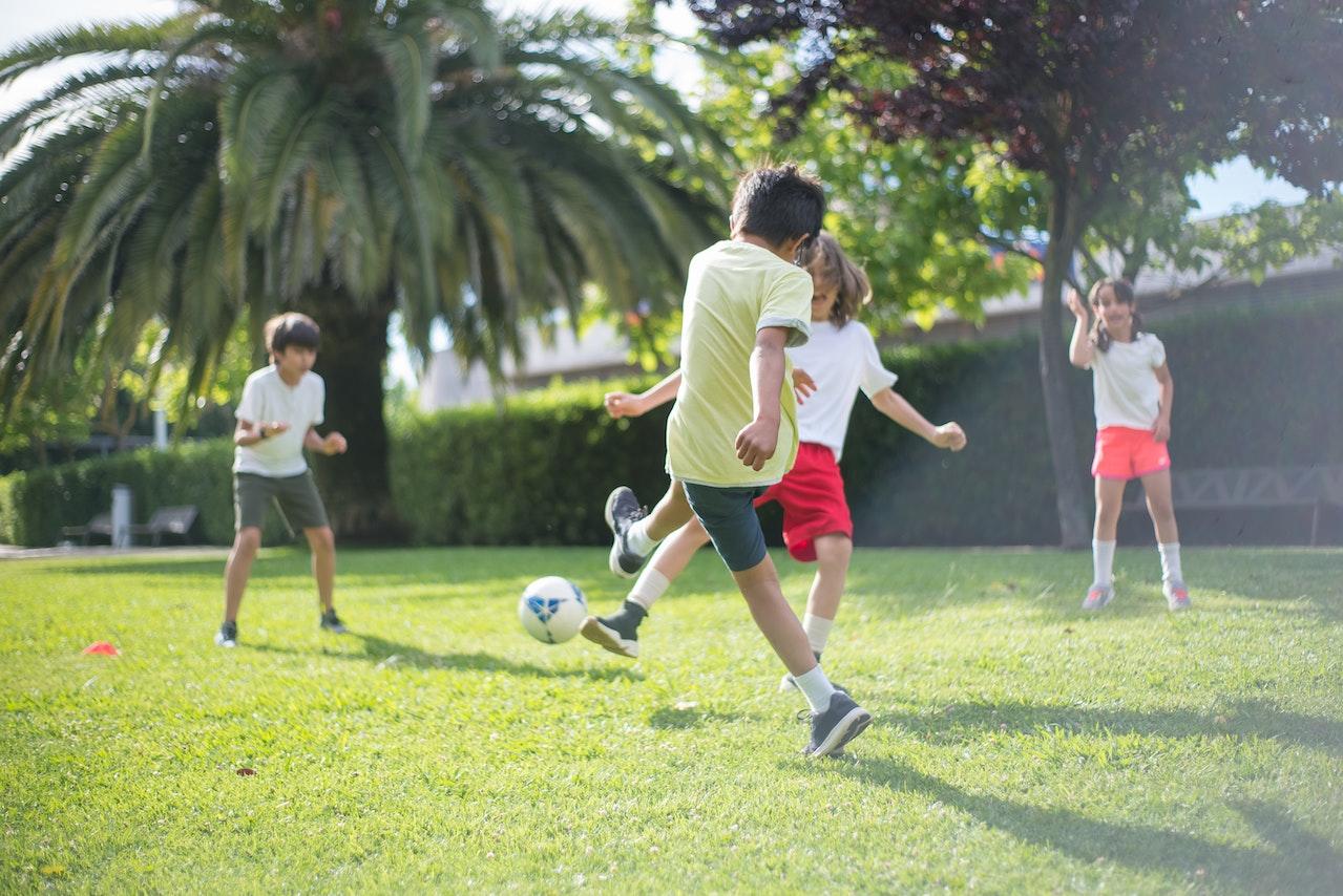 Niños jugando al fútbol
