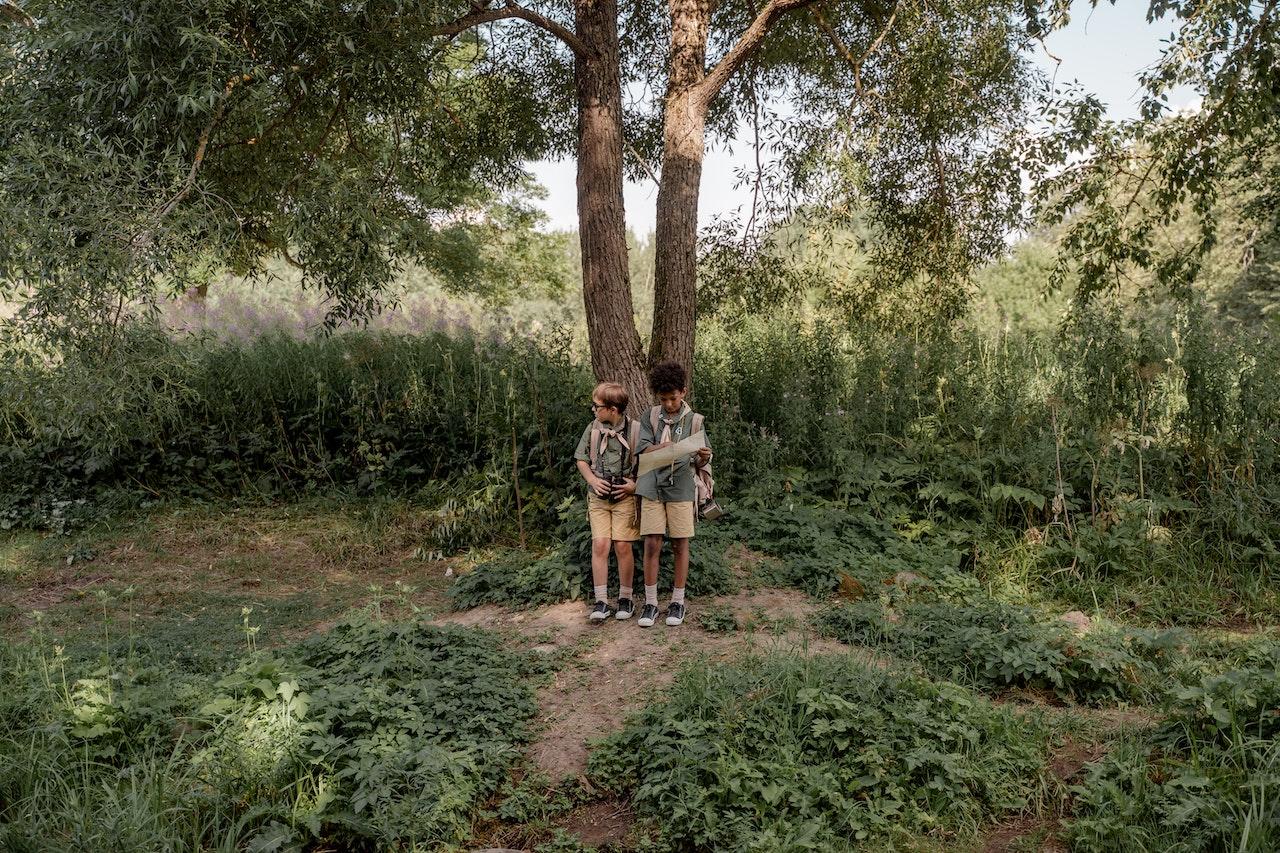 Niños explorando el jardín 