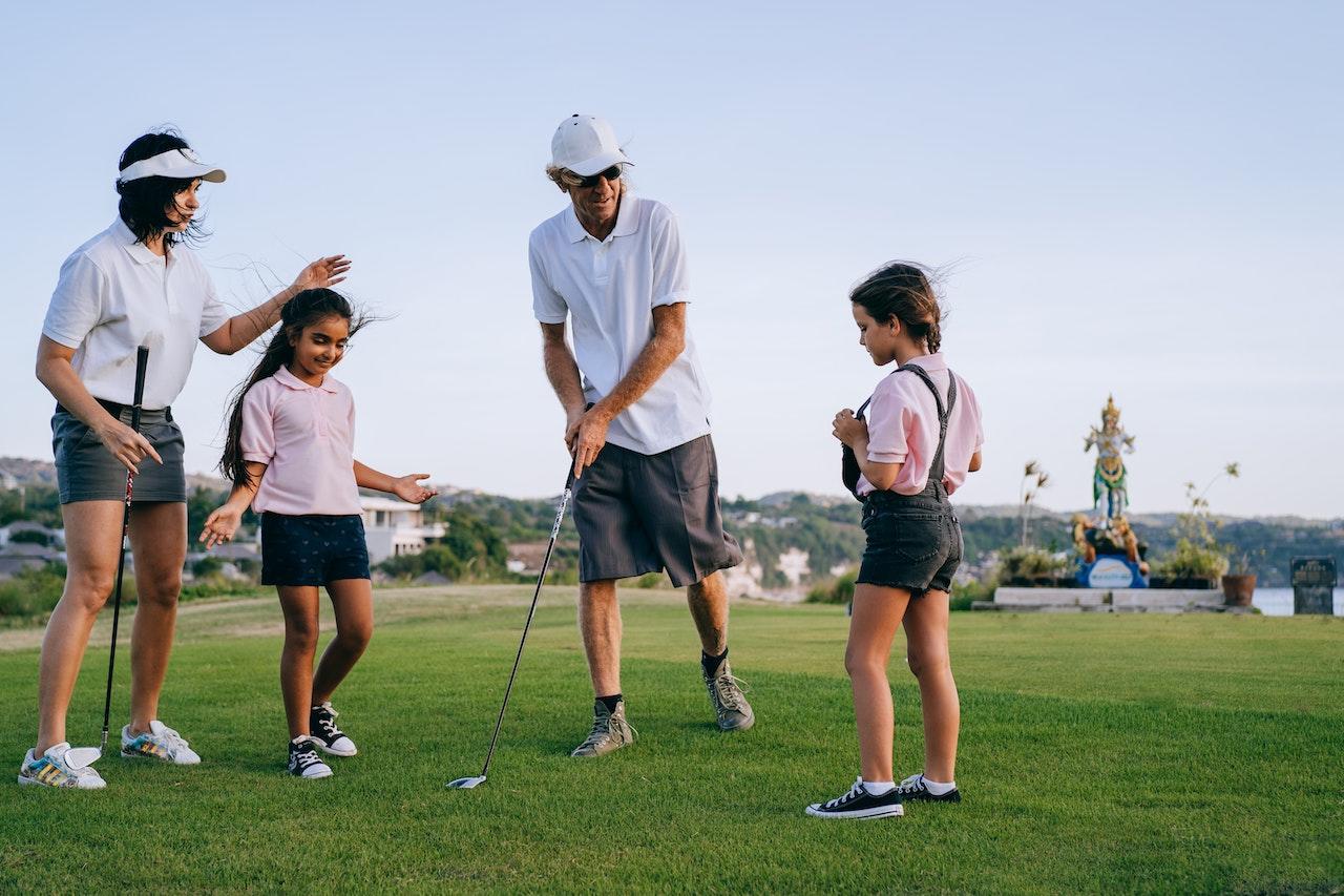 Familia jugando al golf