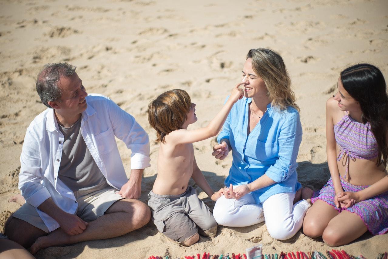 Familia jugando en la playa