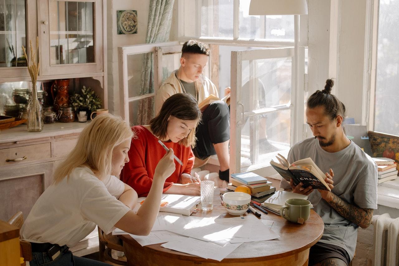 Grupo de amigos estudiando en una casa