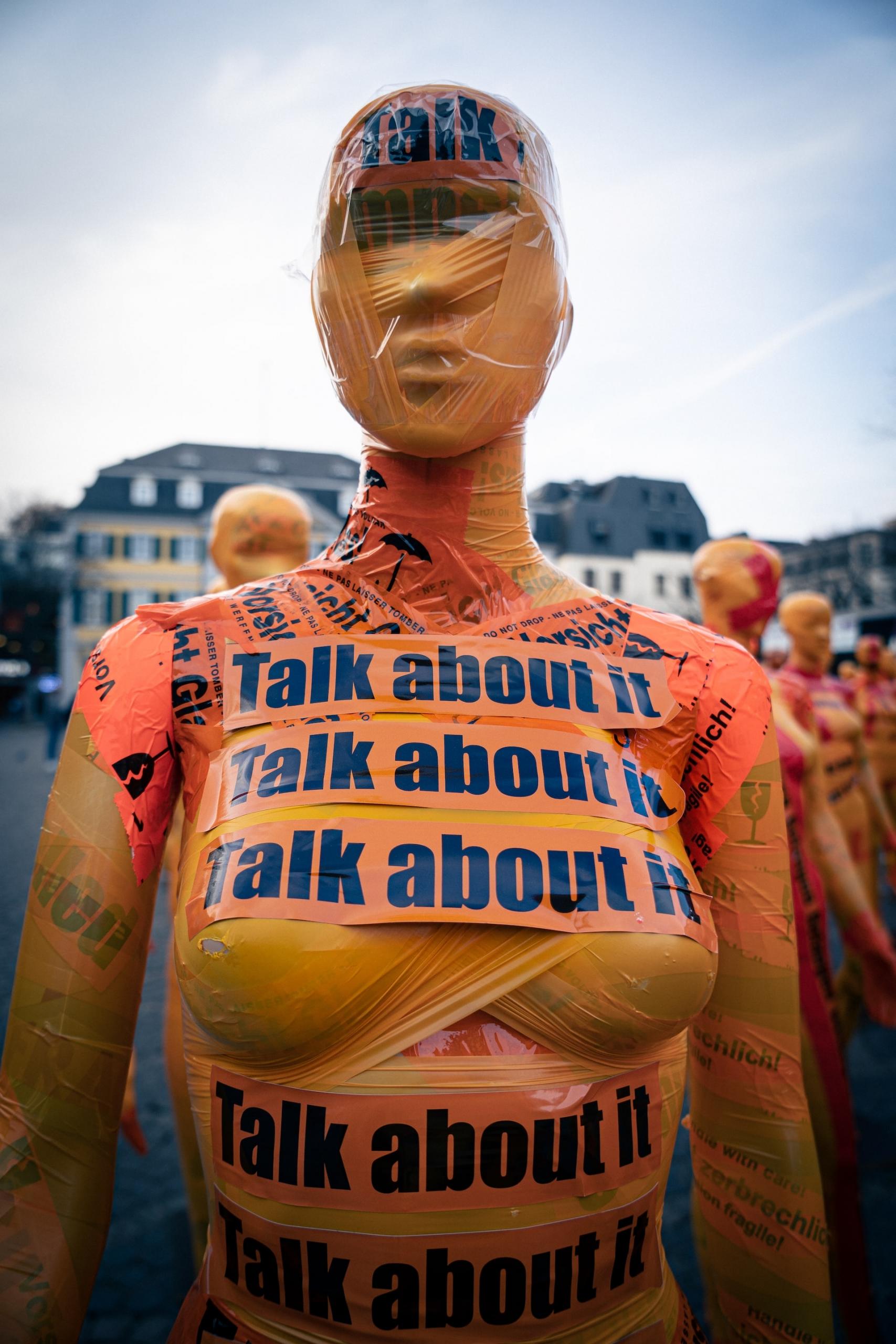Maniquí representando la censura feminista