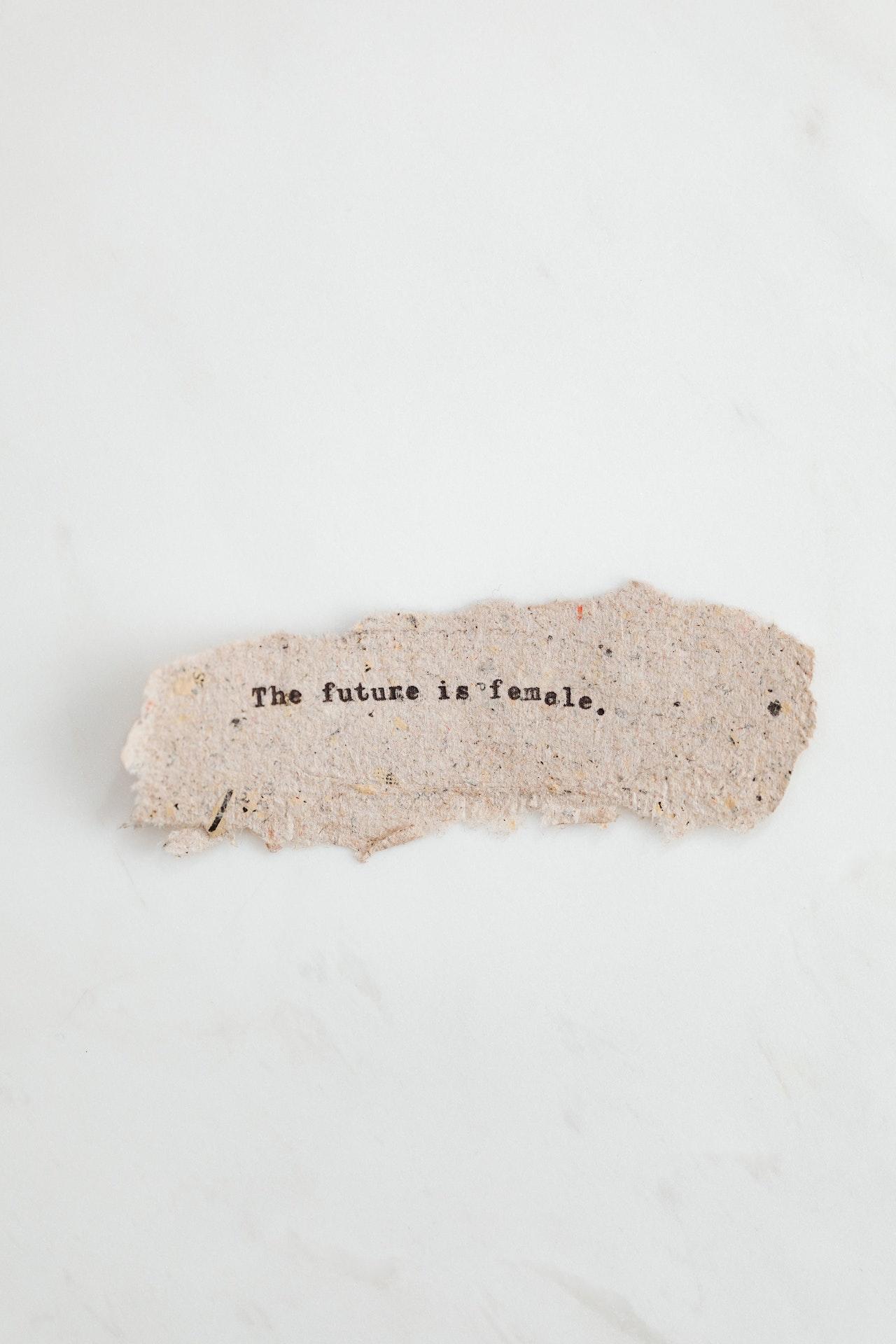 Hoja recortada con frase feminista