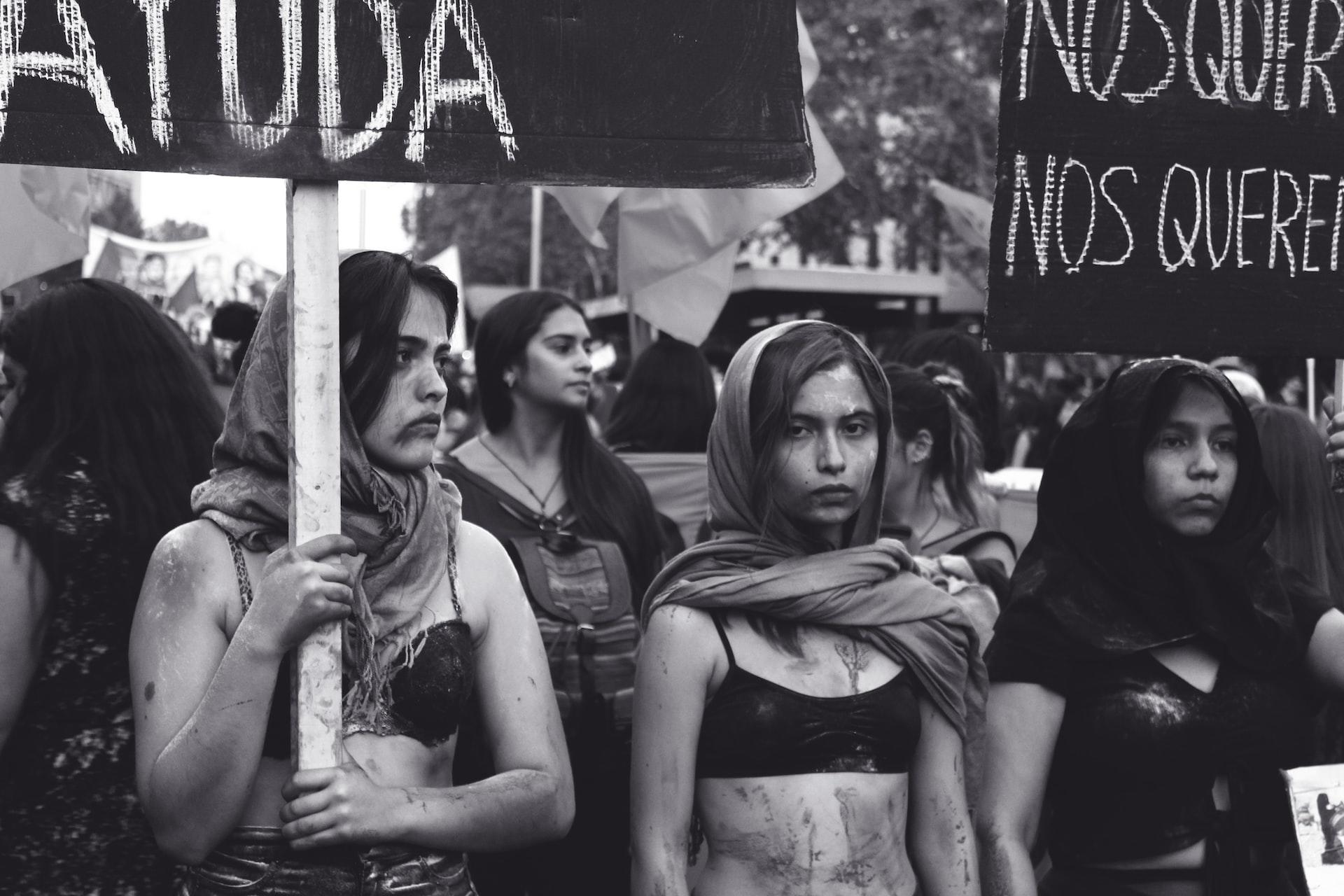 Grupo de mujeres marchando por sus derechos