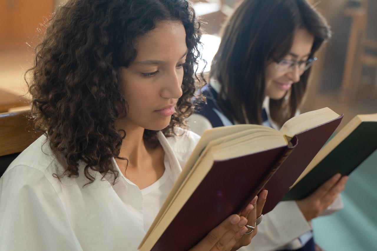 Dos mujeres leyendo
