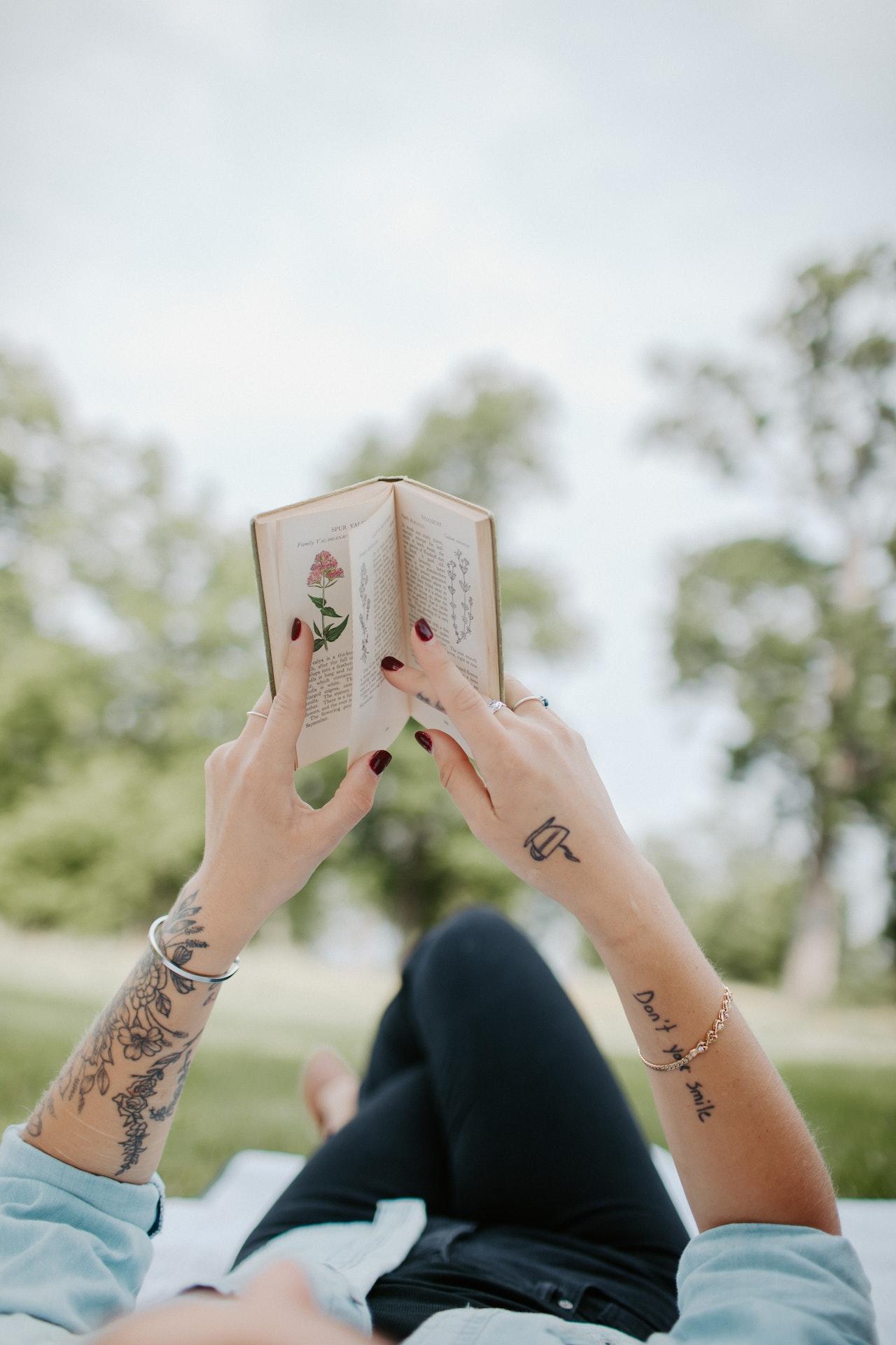 Mujer leyendo