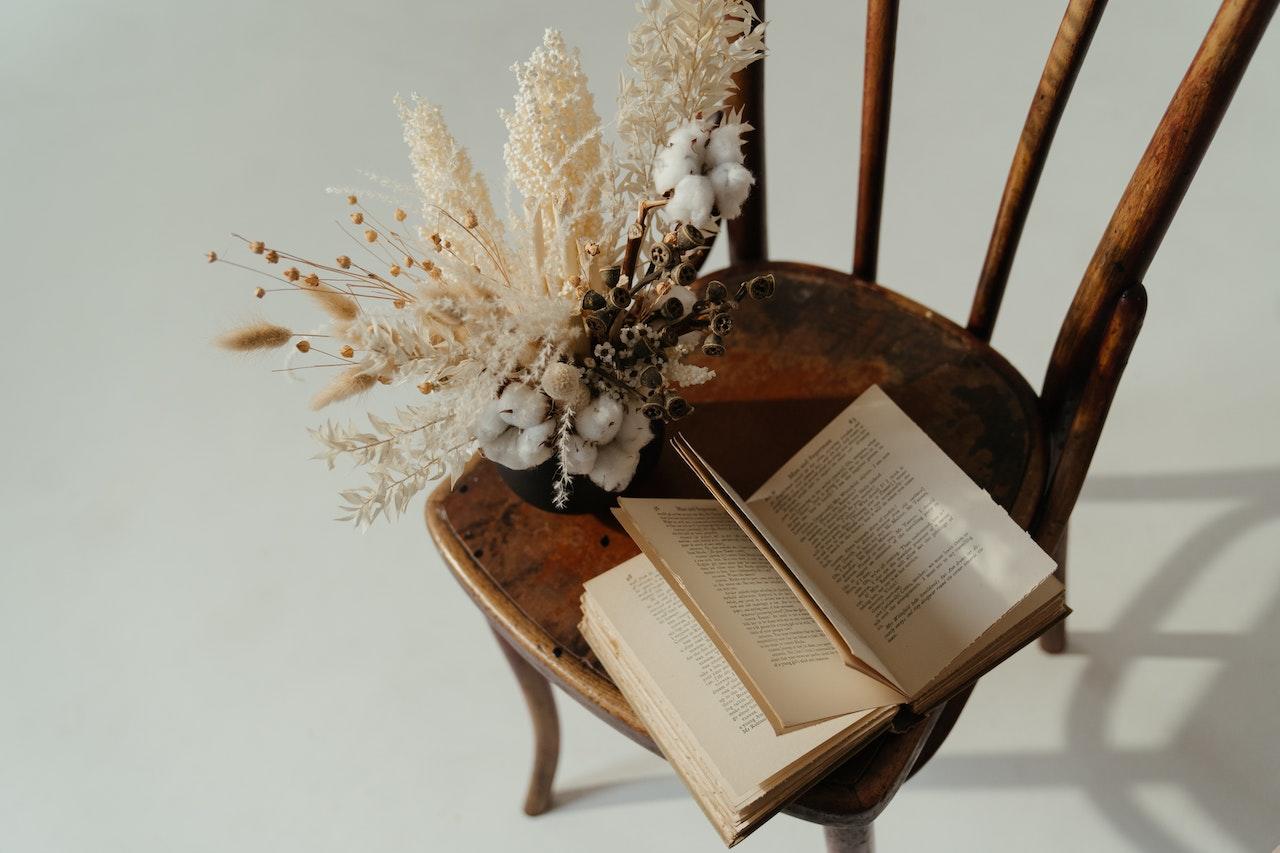 Libro abierto en una silla
