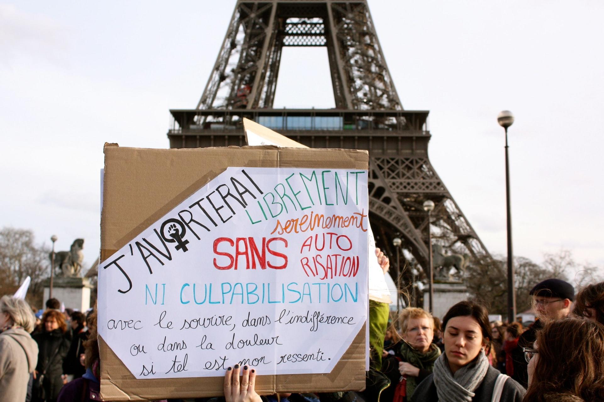 Mujeres marchando en la Torre Eiffel por la lucha feminsta