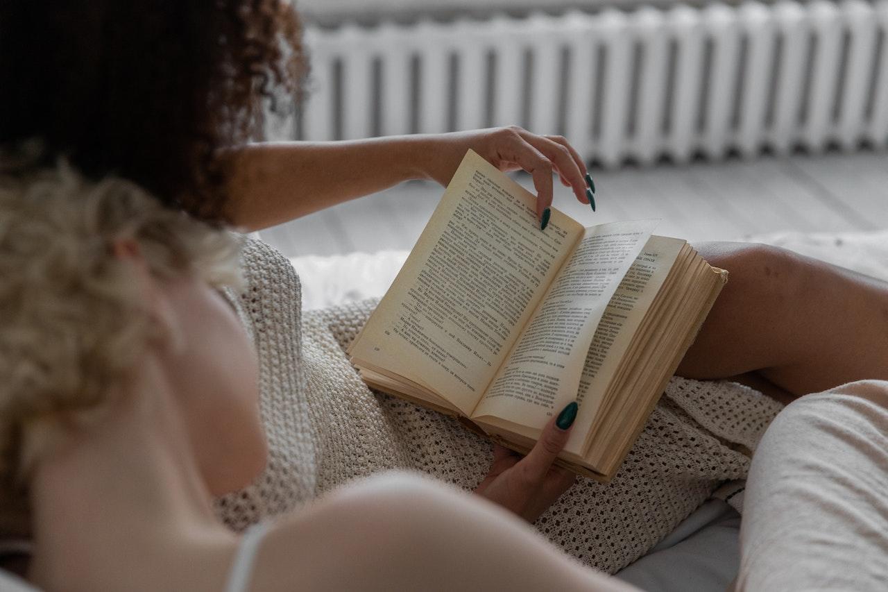 Dos mujeres leyendo juntas
