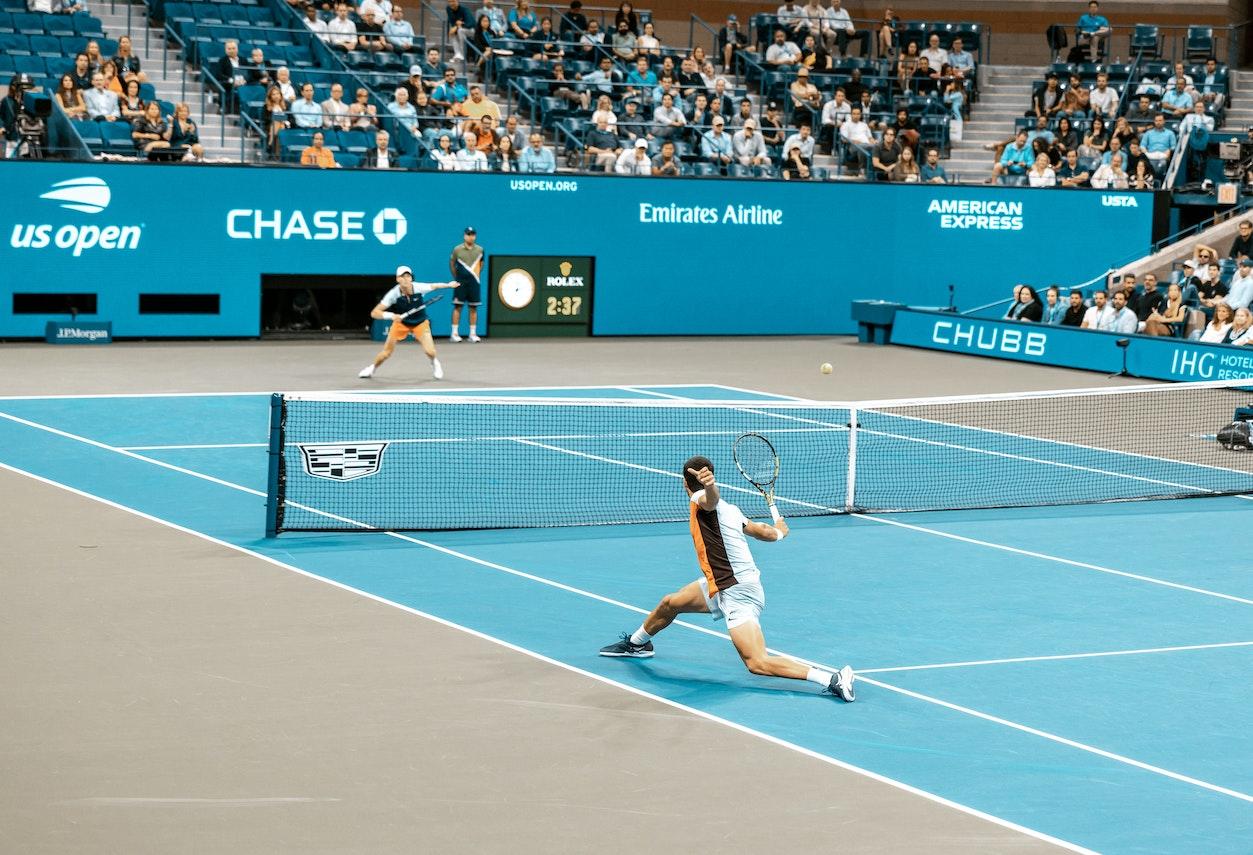 Profesionales jugando al tenis.