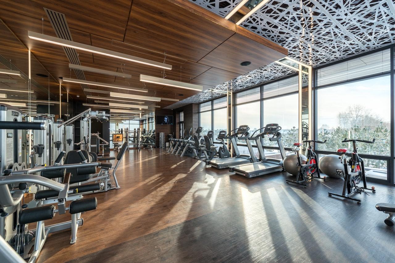 Gimnasio con equipamiento