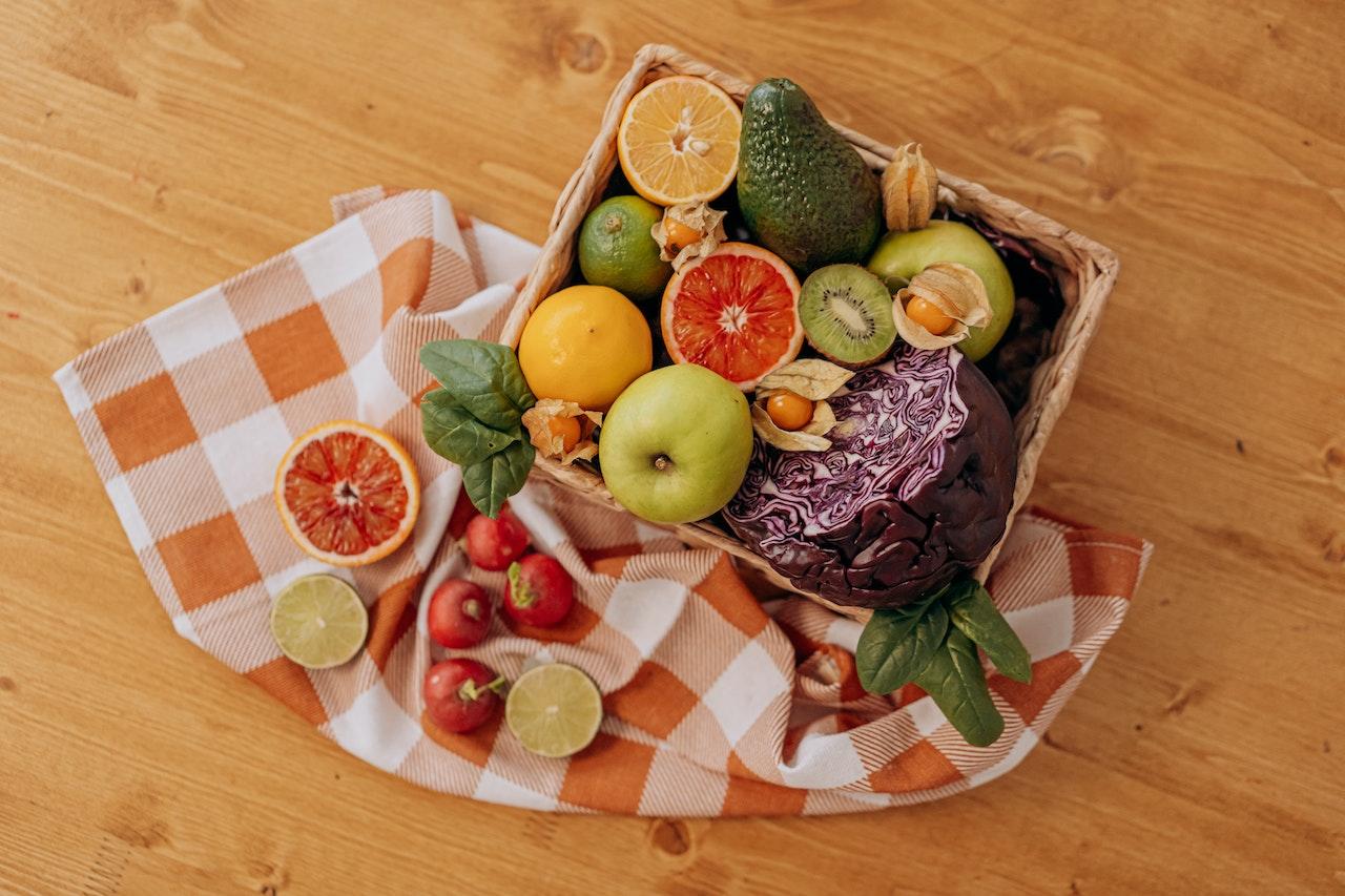 Canasta con verduras y frutas