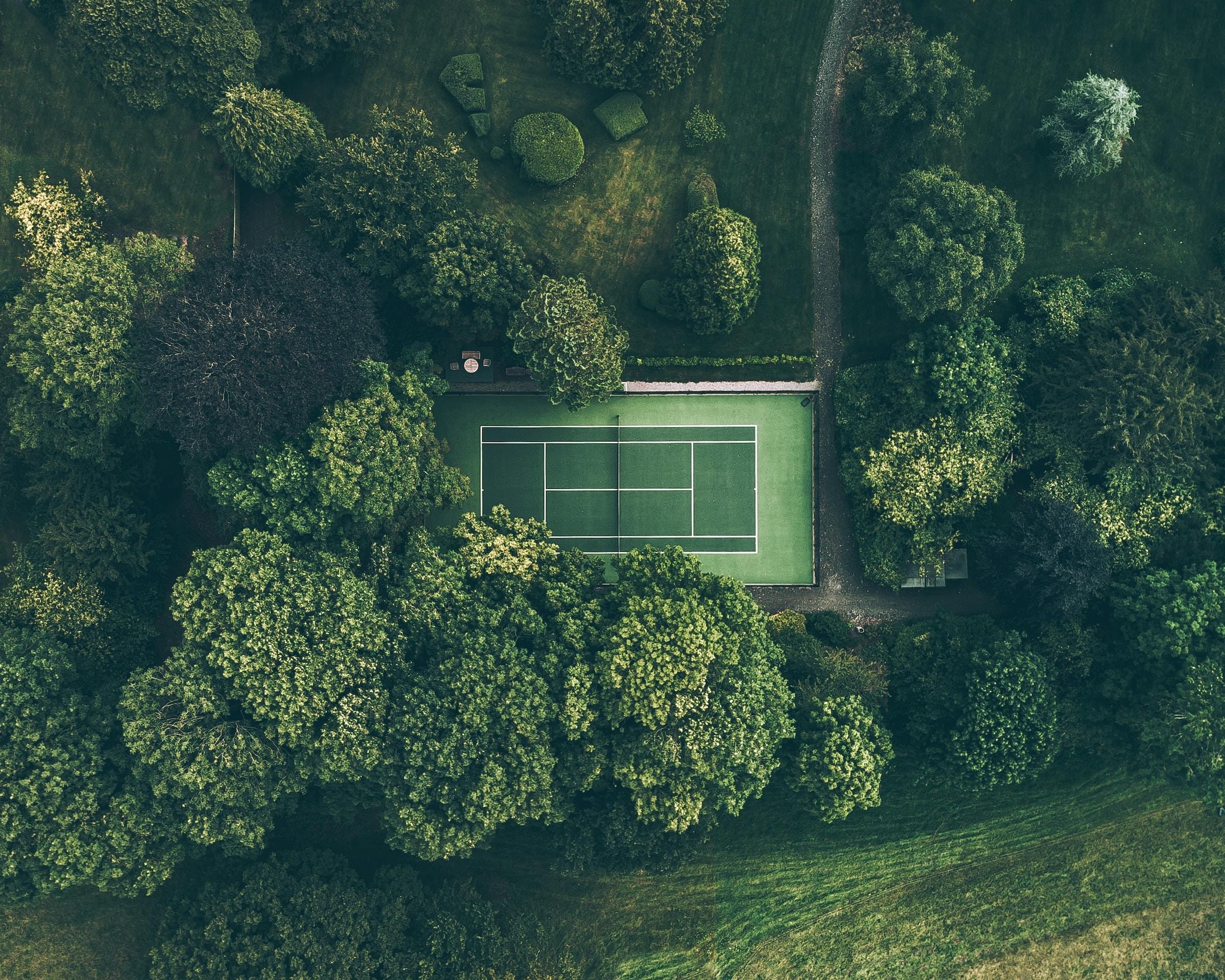 Cancha de tenis a lo lejos