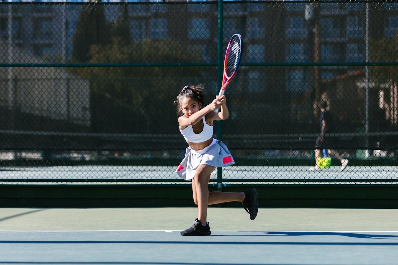 Joven en un partido de tenis