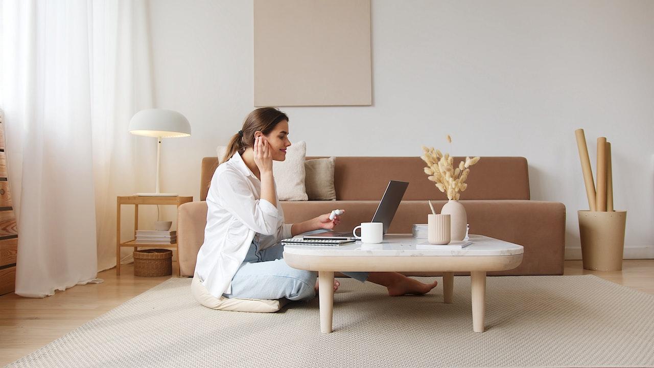 Mujer con computadora y auriculares.