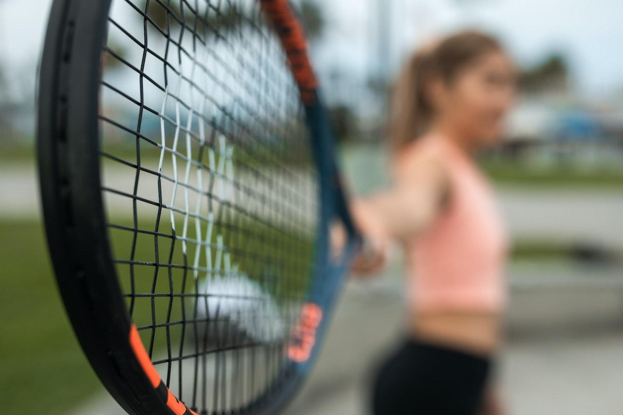 Mujer con raqueta de tenis