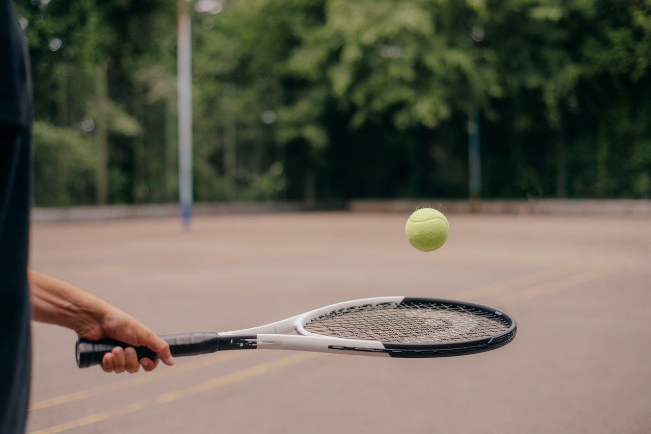 Raqueta golpeando una pelota de tenis
