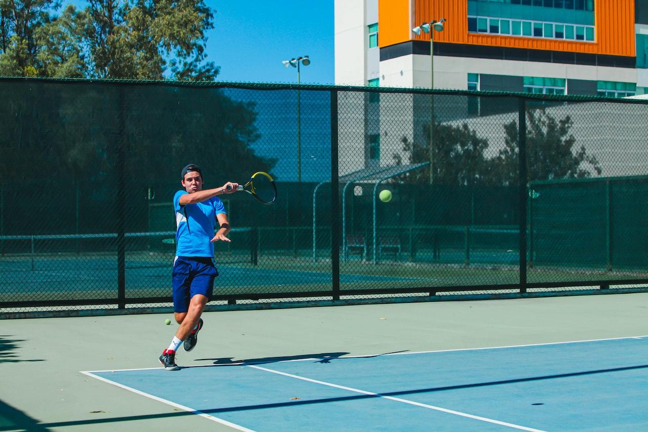 Jugador de tenis en cancha de cemento