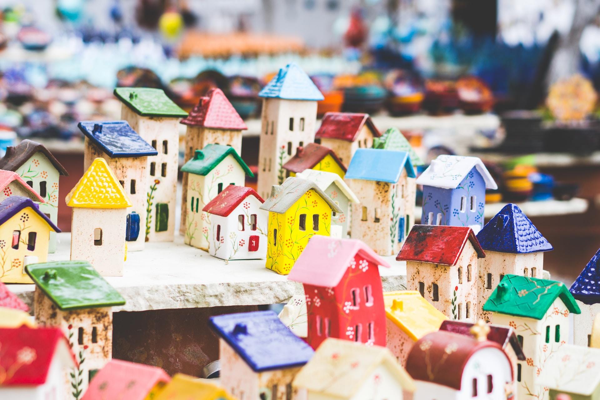 Casitas de colores hechas en cerámica.
